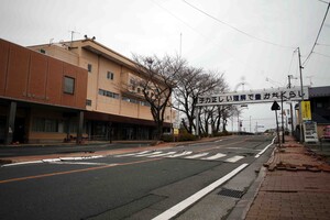 Comune di Futaba confinante con la centrale nucleare di Fukushima Daiichi poco dopo il terremoto dell'11 marzo 2011. La targa proclama "L'energia nucleare: se la conosci bene, ti porta una vita agiata"; rappresenta uno dei tanti mezzi escogitati del lavaggio di cervello del "mito di sicurezza" nucleare.