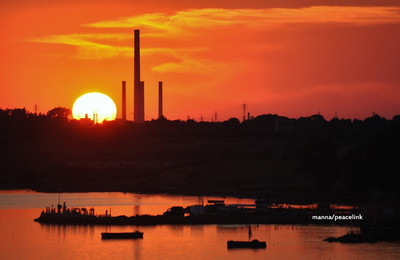 ilva di taranto al tramonto