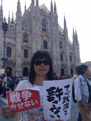 davanti al Duomo di Milano
