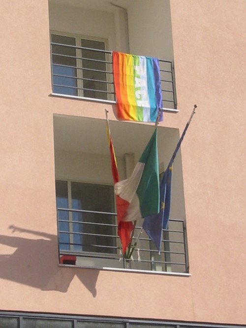 queste sono le foto della bandiera esposta al balcone della delegazione comunale che ospita l'ufficio tecnico del comune di piazza armerina (en); le ho collocate, con la condivisione dei tecnici e