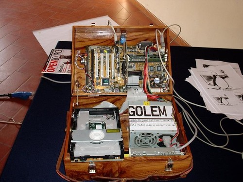 Software libero? Linux ovviamente... e allora anche i vecchi PC possono tornare a nuova vita. Qui, un interessante "portatile" inscatolato in legno, opera del gruppo Linux di Empoli!