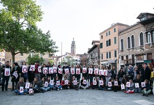 Gabriele Del Grande è noto anche per il suo blog Fortress Europe dedicato a quanto sta accadendo agli immigrati. Il documentarista è in stato di fermo in Turchia. Ne chiediamo la liberazione, con gli oltre 150 giornalisti detenuti nel paese (nella foto la mobilitazione del 20 aprile 2017 a Campo Santa Margherita,Ve).
