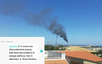 Fumo nero nel cielo di Priolo. Sms del sindaco: "non ti allarmare"