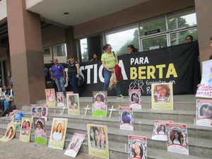 Manifestazione davanti alla Procura (Foto CDM)