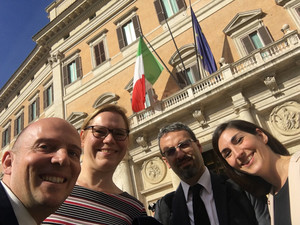 Susi Snyder con Sole Becagli e Daniele Santi di Senzatomica e con Franceco Vignarca di Rete Disarmo davanti alla Camera dei Deputati
