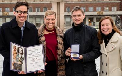 Lo staff Internazionale di ICAN con l'Attestato e la Medaglia del Premio Nobel per la Pace 2017