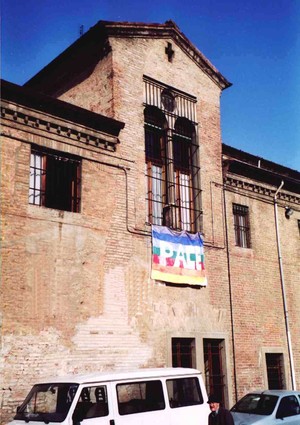 La comunità Il Chiostro, ex Ospedale psichiatrico di Piacenza, ha realizzato di propria mano due bandiere della pace dal titolo veramente curioso " Matti per la pace!" Questa e' la prima ...