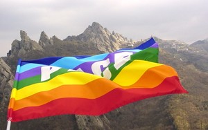 Una bandiera della pace svendola a Castelmezzano, in uno dei 37 "Borghi più belli d'Italia" sulle "Dolomiti Lucane" in Basilicata.