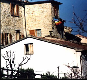 E' dalla fine di dicembre 2002 che la bandiera iridata sventola dalla finestra di casa mia. All'inizio solitaria, ora in compagnia di altre due "vicinate". E' solo un vessillo, inerme e in balìa del 