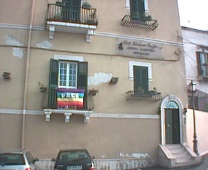 Dal nostro balcone la bandiera guarda il mare,speriamo che il mare faccia viaggiare idealmente la pace! No alla guerra! Ciao a tutti, noi ci crediamo!!!!!!!!!! Vincenzo, da Taranto
