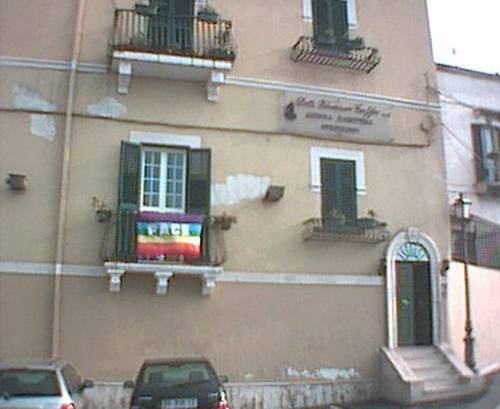 Dal nostro balcone la bandiera guarda il mare,speriamo che il mare faccia viaggiare idealmente la pace! No alla guerra! Ciao a tutti, noi ci crediamo!!!!!!!!!! Vincenzo, da Taranto
