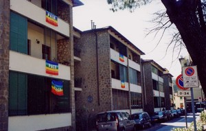 Le bandiere della nostra via (quartiere Isolotto di Firenze). Urbano e Paola