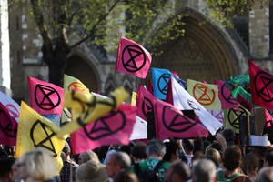Alfonso Navarra a Londra in manifestazione contro il vertice NATO