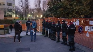 Blocco della polizia e della digos durante il presidio a tutela del parco Bassini