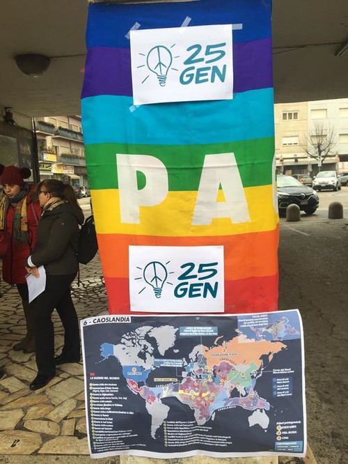 Foto da alcune delle oltre 50 piazze mobilitate in Italia contro le guerre in adesione all'appello internazionale dei pacifisti statunitensi