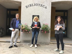 Patrizia Mainardi, Presidente ANPI Salsomaggiore Terme dona il Libro "Riace, Musica per l'Umanità" alla Biblioteca Comunale di Salsomaggiore Terme - Parma
