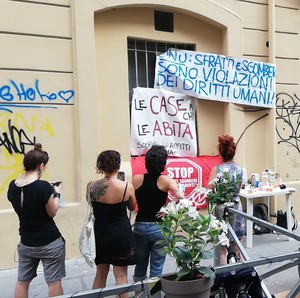 Presidio anti-sfratto a Roma in via dei Sabelli no. 19, quartiere San Lorenzo, l'8 luglio 2021.