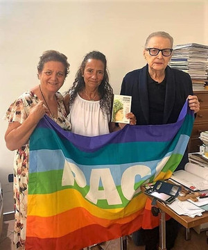 Agnese Ginocchio dona il libro Memoria e futuro a Raffaele Nogaro