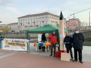 Da sin. Maurizio Bucchi, Angelo Gaccione, Alfonso Navarra alla Darsena sui Navigli a Milano 