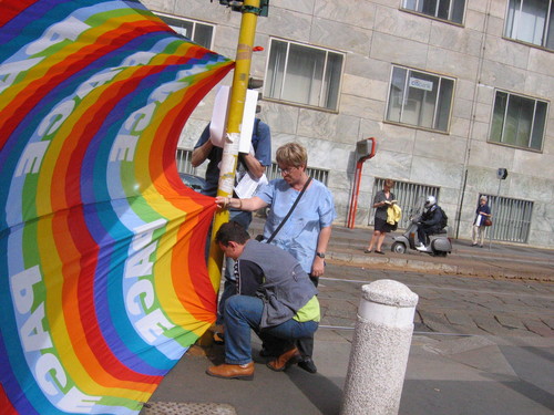 Milano, 4 giugno 2004. Manifestazione di protesta contro la politica estera degli Stati Uniti organizzata da un gruppo di attivisti del movimento umanista.