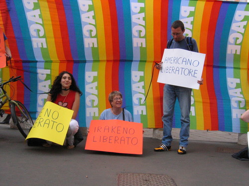 Milano, 4 giugno 2004. Manifestazione di protesta contro la politica estera degli Stati Uniti organizzata da un gruppo di attivisti del movimento umanista.