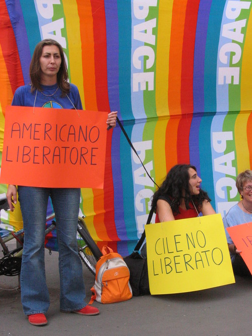 Milano, 4 giugno 2004. Manifestazione di protesta contro la politica estera degli Stati Uniti organizzata da un gruppo di attivisti del movimento umanista.