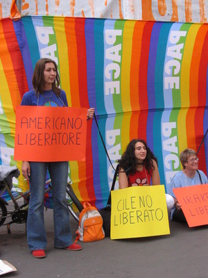 Milano, 4 giugno 2004. Manifestazione di protesta contro la politica estera degli Stati Uniti organizzata da un gruppo di attivisti del movimento umanista.
