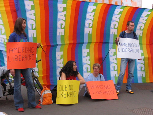 Milano, 4 giugno 2004. Manifestazione di protesta contro la politica estera degli Stati Uniti organizzata da un gruppo di attivisti del movimento umanista.
