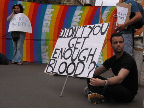 Milano, 4 giugno 2004. Manifestazione di protesta contro la politica estera degli Stati Uniti organizzata da un gruppo di attivisti del movimento umanista.