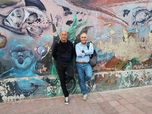 Domenico Iannacone e Alessandro Marescotti nel quartiere Tamburi di Taranto durante le riprese del video "La polvere negli occhi"