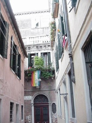 Buongiorno, Scusa mio l'Italiano per favore. Dopo un viaggio a Italia in Maggio,  vedo molte bandiere e vorrei donare mio fotographia da Venezia.  Dove le bandiere in USA? Molte Grazie. Floyd Vest