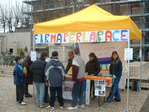 Allego foto della raccolta firme per la pace realizzata in tutte le scuole di Gussago (ogni studente dalla materna alle medie), foto raccolta firme in piazza ad opera della scuola media, firma del pri