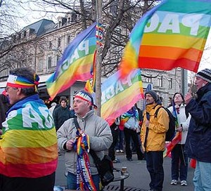 Sabato 15 Marzo: come vedete sulla foto scattata a Zurigo, le bandiere sono finalmente arrivate anche qui. Grazie grazie della fantastica idea. Denise