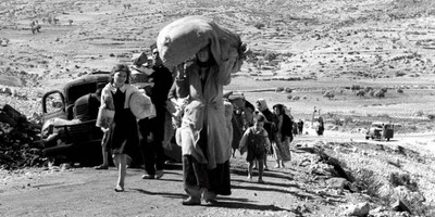 Un'immagine fornita dall'Ufficio stampa del governo israeliano il 4 maggio 2008 e che mostra un gruppo di arabi in fuga con i soli beni che sono in grado di portare con sé mentre si dirigono verso il Libano da villaggi della Galilea durante la guerra di indipendenza del 1948. Durante la guerra del 1948 gli arabi fuggirono in Libano, in Giordania, nelle zone della Cisgiordania e nella Striscia di Gaza e divennero profughi in quella che viene definita la “Nakba”, ovvero la catastrofe.  