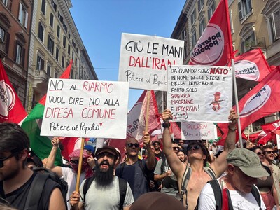 Cartelli esibiti durante il corteo Disarmiamoli!