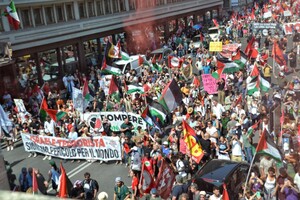 Il grandioso corteo di Disarmiamoli! scende via Cavour a Roma.