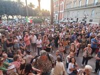 Sit-in del 22 luglio 20025 in piazza Gandhi a Taranto contro l'inquinamento ILVA e per la chiusura dell'area a caldo