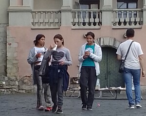 Tre ragazze ucraine passeggiano a Leopoli.