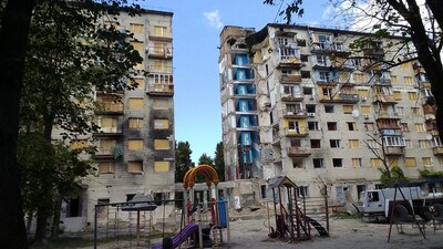 Il palazzo colpito e, davanti, gli scivoli.