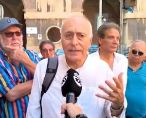 Alessandro Marescotti, conferenza stampa per presentare il ricorso al TAR contro l'ILVA. Foto scattata di fronte alla Prefettura di Taranto, 12 agosto 2025