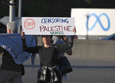 Manifestanti davanti alla sede di Meta (Silicon Valley) che protestano la censura di post pro-palestinesi su Facebook e Instagram