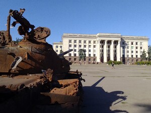 Sede del Sindacato ad Odessa con carro armato.