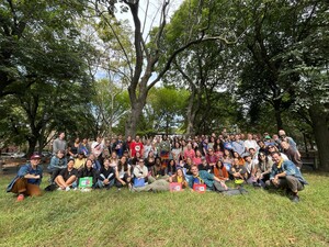 Foto di gruppo degli attivisti per Zohran Madmani riuniti a Fulton Park, Brooklyn.