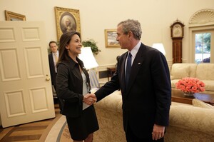 George W. Bush dà il benvenuto a Machado nello Studio Ovale il 31 maggio 2005