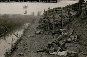 Una vittima della prima guerra mondiale riversata per terra