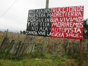 Un cartello contro l'autopista lungo la strada San Cristobal - Ocosingo, affisso nel 2016. I colori rosso e nero e il riferimento a Zapata si spiegano con la presenza, nelle vicinanze, di un Caracol zapatista, struttura di autogoverno indigena. Questo e simili cartelli sono ancora presenti, a dieci anni di distanza, lungo la strada che collega SCDLC e Ocosingo, ma il movimento contro l'autostrada sembra essere andato oltre le comunità zapatiste a aver coinvolto settori più ampi della popolazione