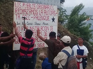 Attivisti e abitanti della comunità indigena di San Juan Cancuc affiggono un cartello contro l'autostrada (2021)