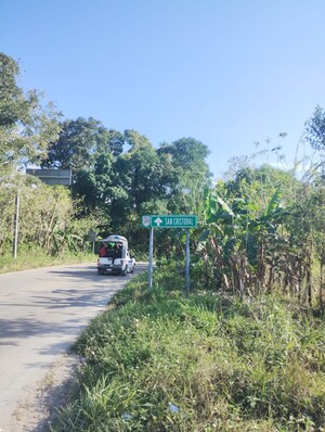 La "vecchia strada", tutt'ora in uso, tra Palenque e San Cristobal, febbraio 2026. Questa strada è conosciuta come "ruta de los topes" (strada dei dossi) per la presenza di oltre 300 dossi stradali costruiti in gran parte dagli abitanti della zona; misura circa 200 km, con tempi di percorrenza compresi tra 5 e 6 ore. 