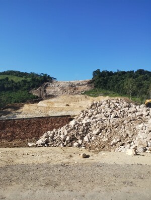 I lavori di costruzione del primo tratto di autostrada Palenque-Ocosingo, all'altezza delle cascate e centro ecoturistico di Misol-Ha, febbraio 2026. La "strada delle culture maya", secondo le istituzioni, dovrebbe migliorare l'accesso a zone di interesse turistico.  Ma la valutazione dell'impatto idrogeologico di un'opera di tali dimensioni è spesso lasciata in secondo piano, denunciano le associazioni.