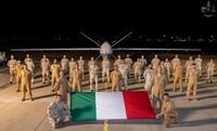 I militari italiani in Kuwait con il Predator (apertura alare 20 metri)
